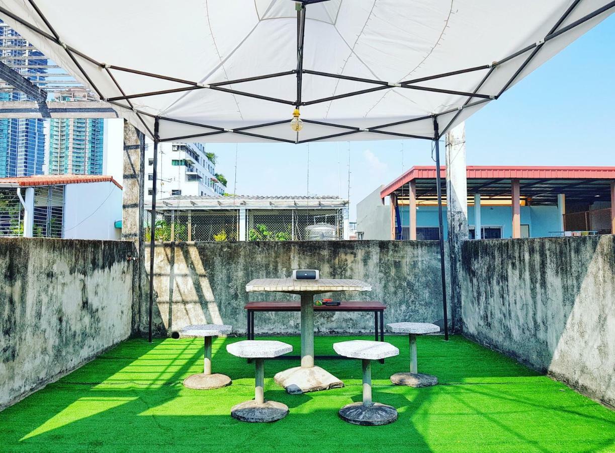 Assembly Hostel Bangkok Dış mekan fotoğraf